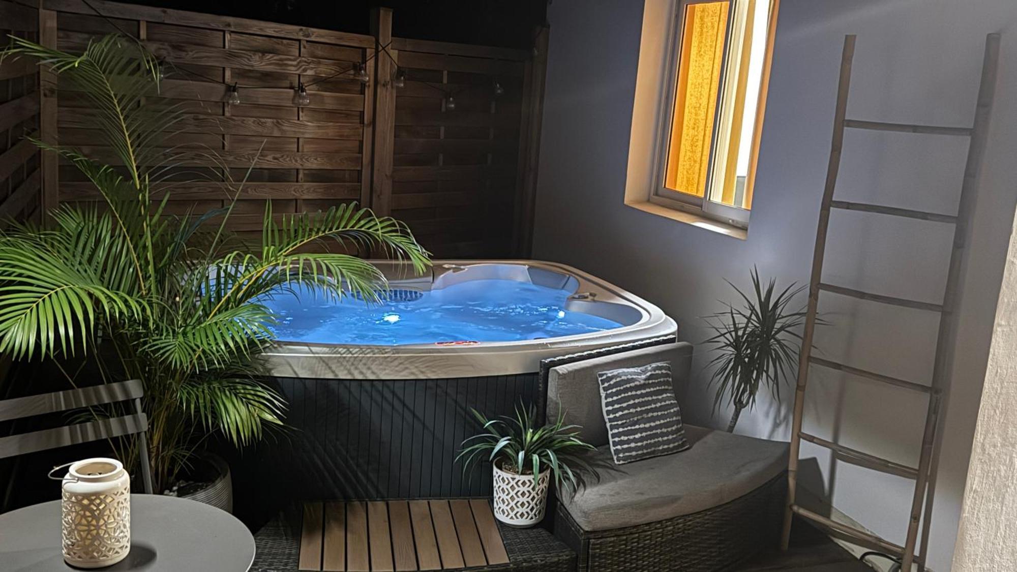 Le Plumeria - T1 Avec Un Spa Privatif Saint-Denis Eksteriør billede